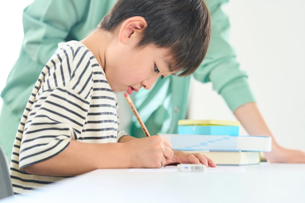 勉強を真剣にしている男の子