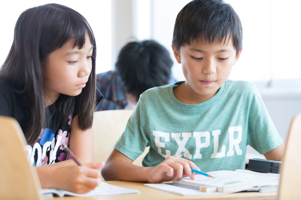 子どもたちが勉強をしている様子