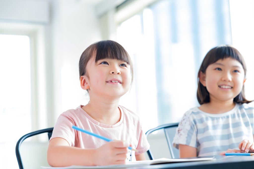 絵がをで勉強している子どもたち