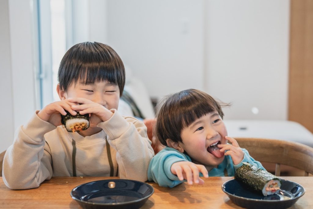 恵方巻きを食べている子供たち
