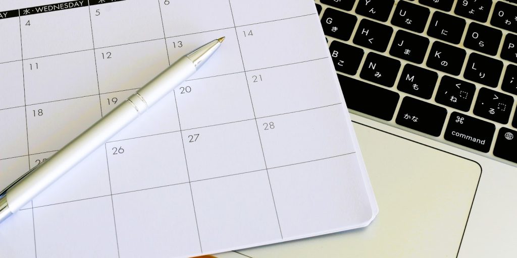 カレンダーとパソコンが写っている様子