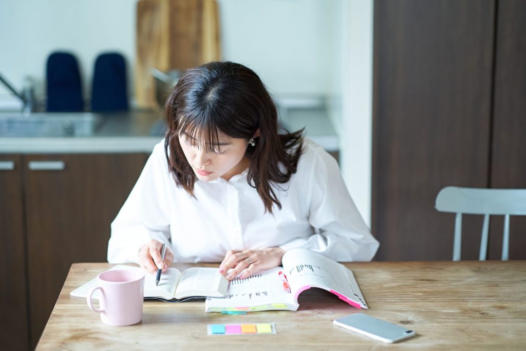 勉強するお母さん