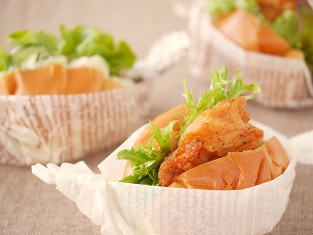 唐揚げのバターロールサンド