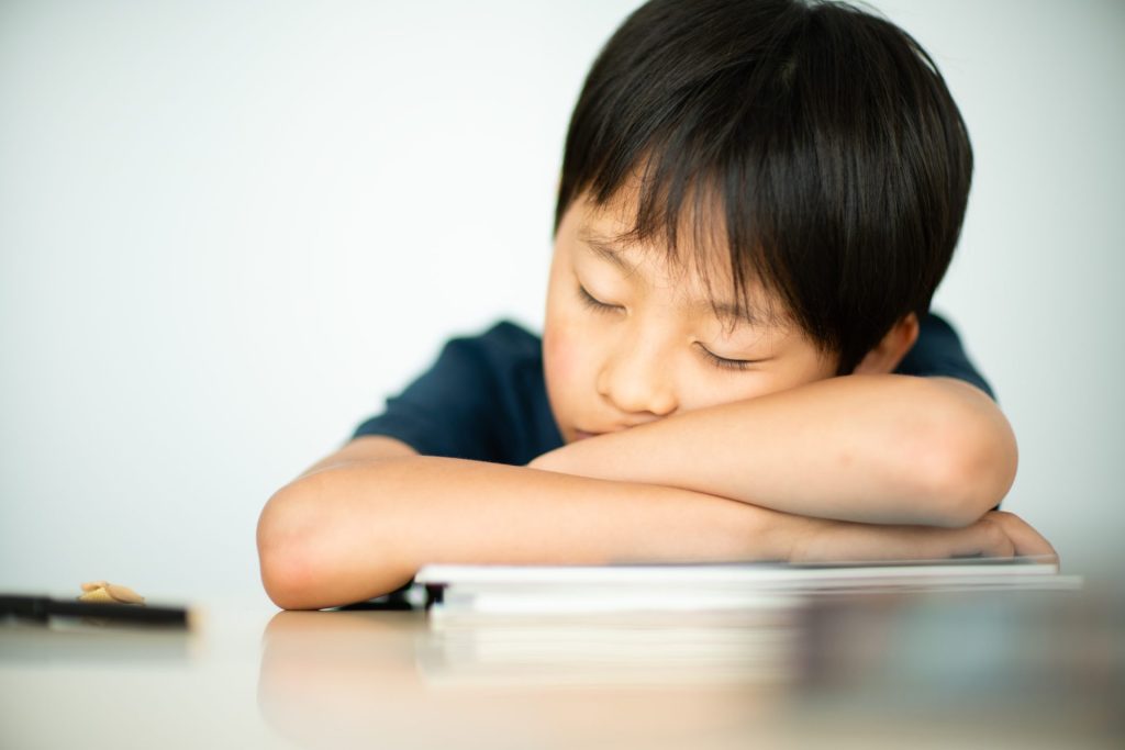 中学受験　眠る男の子