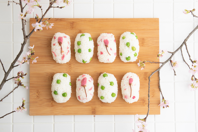 桜と枝豆のおこわおにぎり