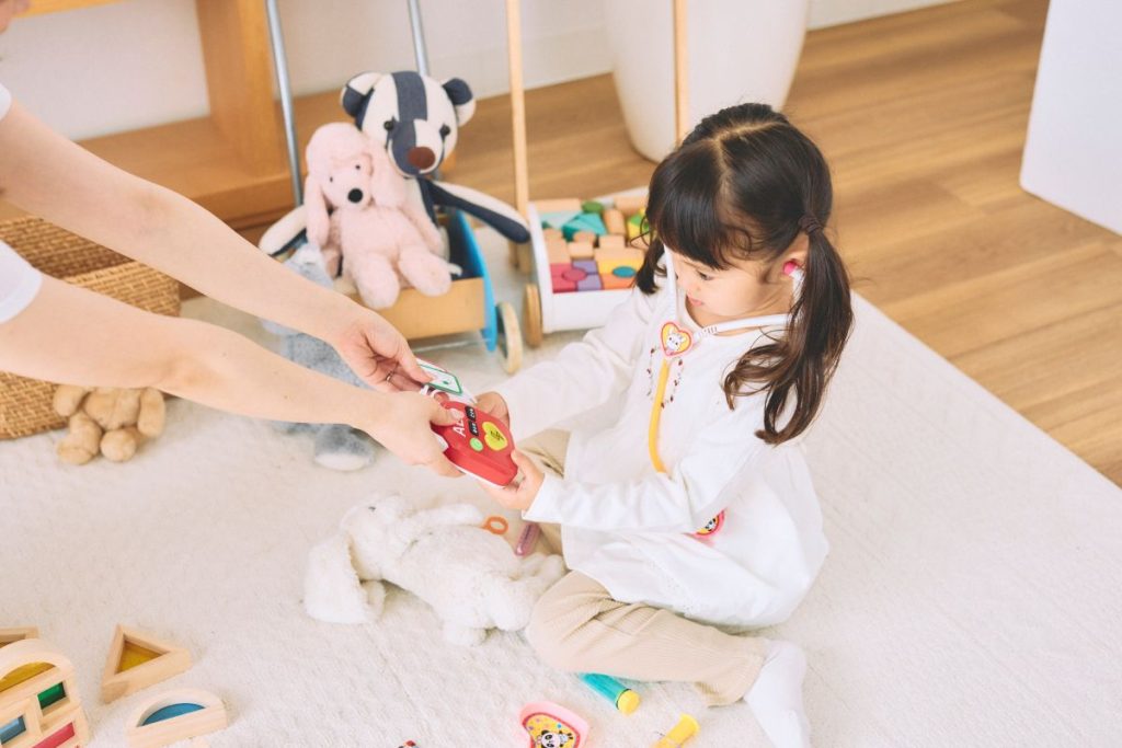 遊びをとおして心肺蘇生やAEDの操作を知るおもちゃ「トイこころ」で命を守る行動を体験してみよう