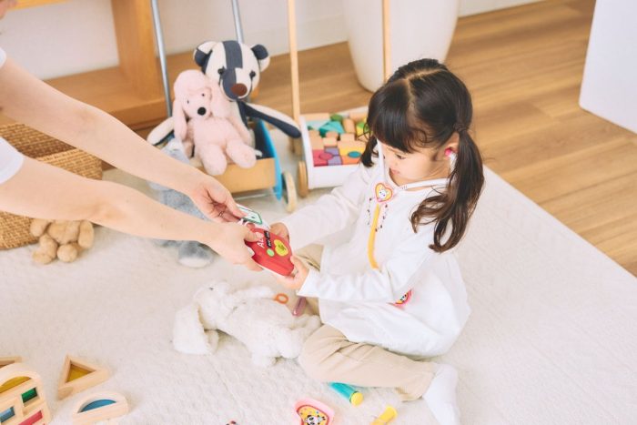 遊びをとおして命を守る行動を体験できるおもちゃ「トイこころ」｜子どものうちからAEDを知っておくべき理由を解説