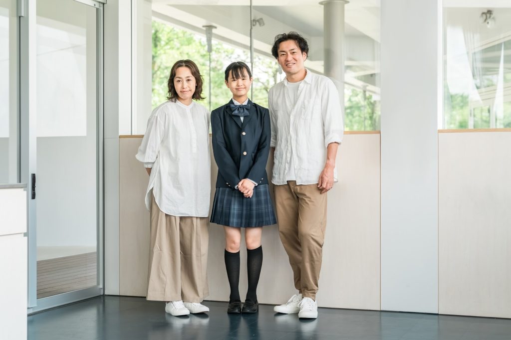 家族で校舎内で撮影している様子