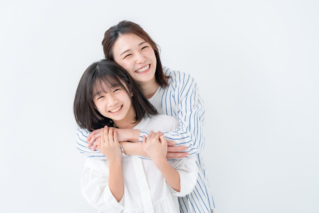 ママと一緒に写っている女の子