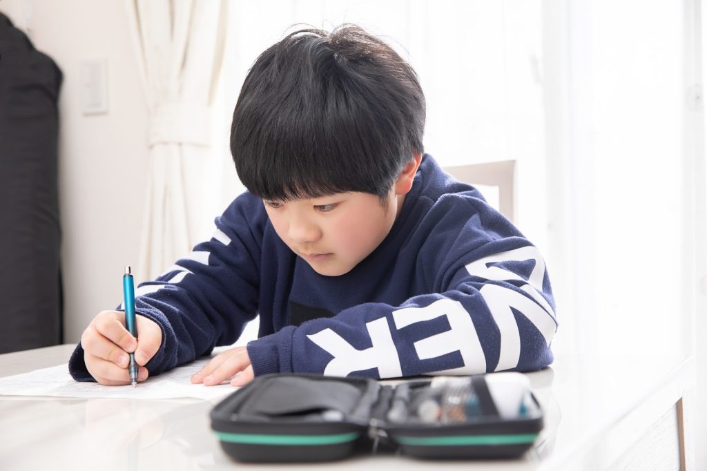 勉強に集中している男の子’