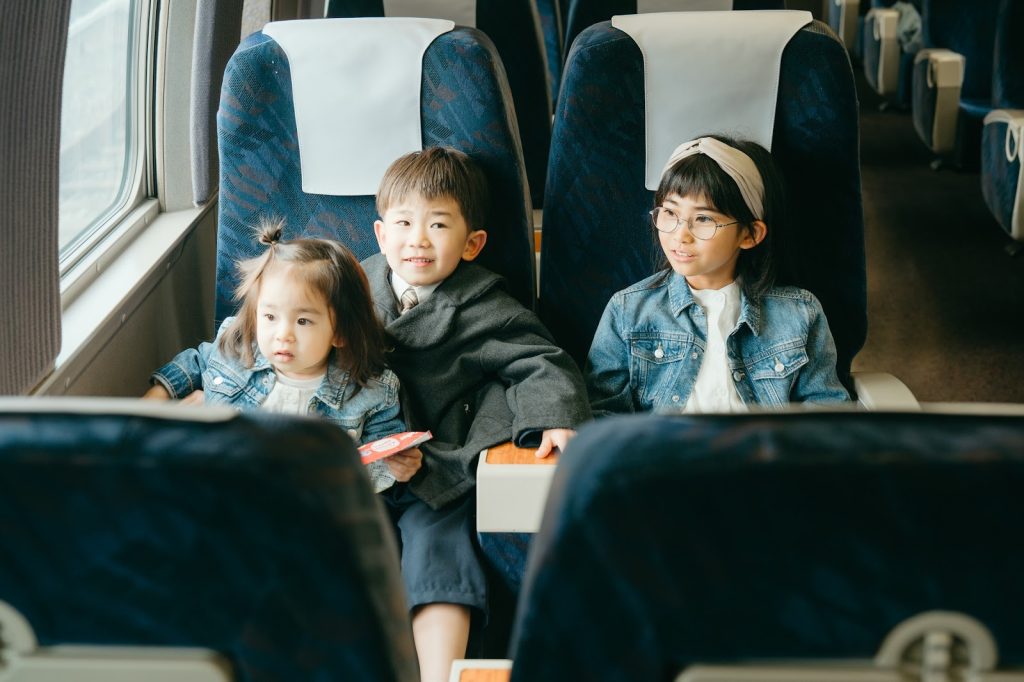 電車に乗って遊びに行っている様子