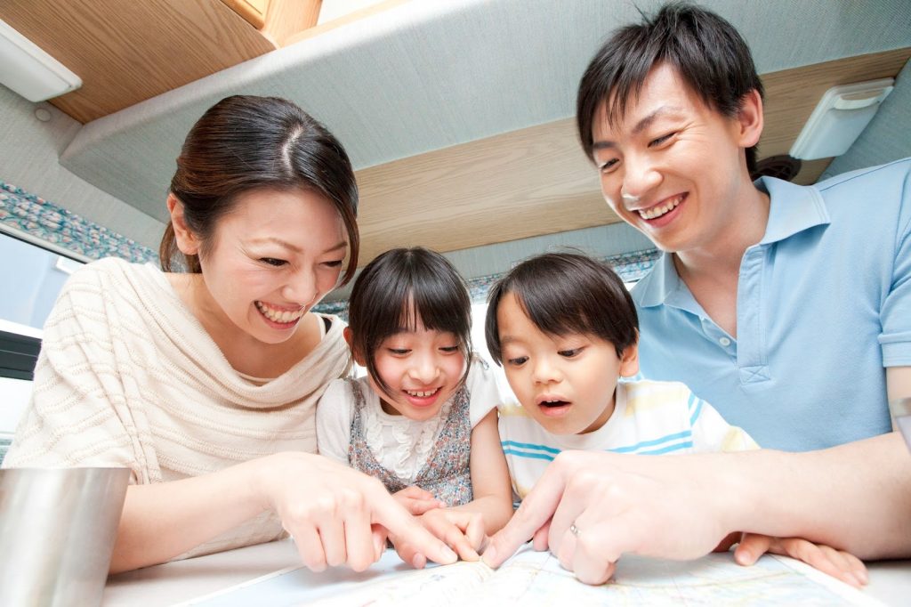 家族で本を指差ししている様子