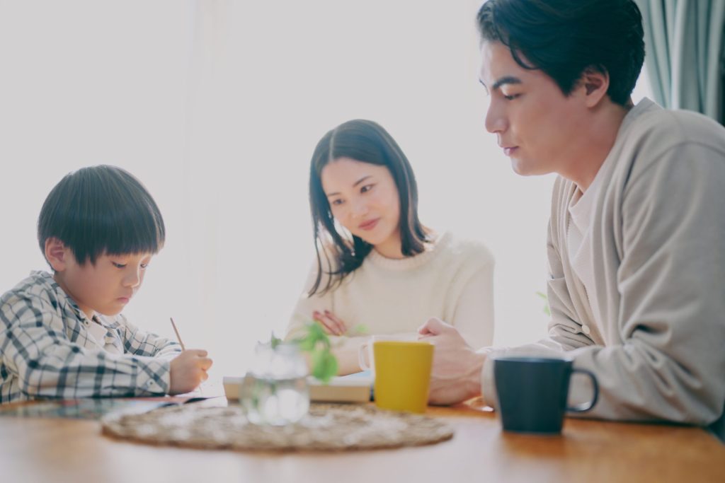 勉強を教える親