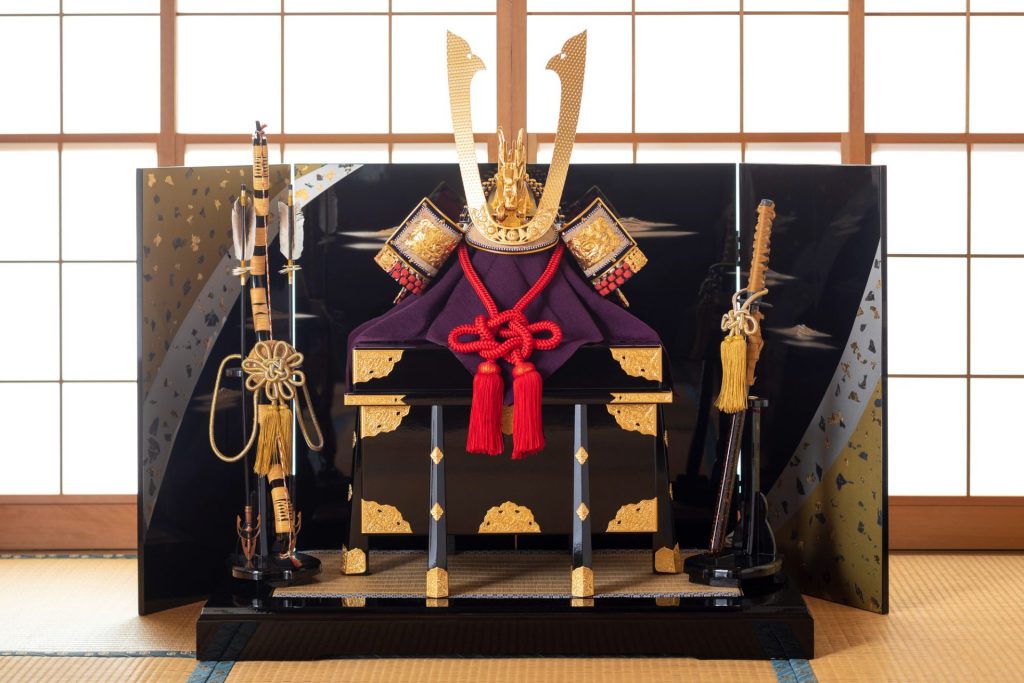 こどもの日のかぶとが写っている