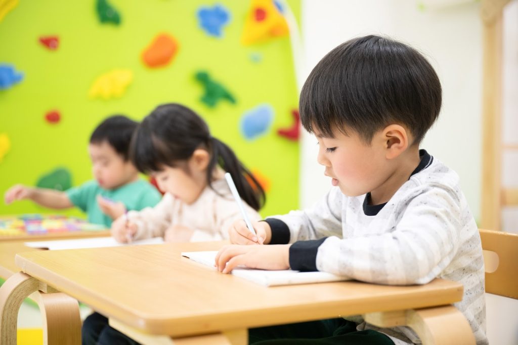 勉強をしている子どもたち
