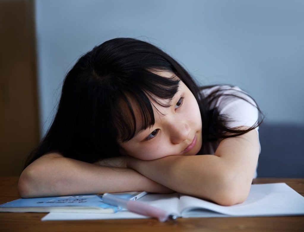 勉強に悩んでいる女の子