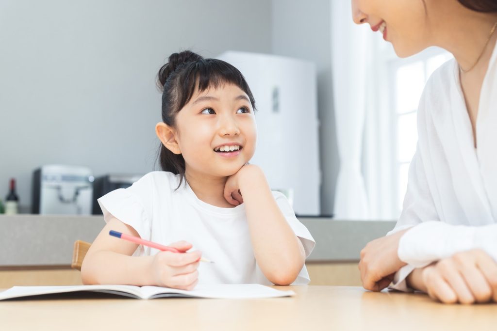 勉強をしている子どもとママ