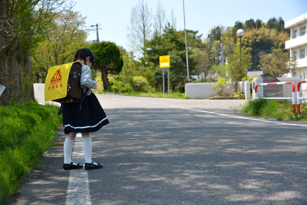 下校している女の子
