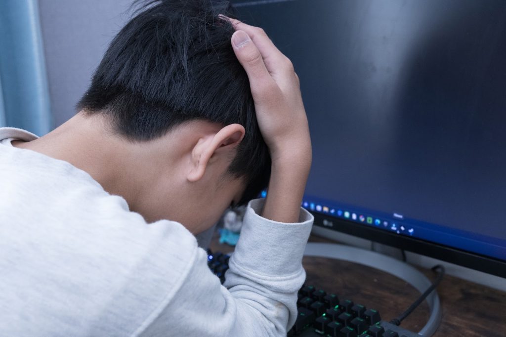 子どもが頭を抱えて悩んでいる様子