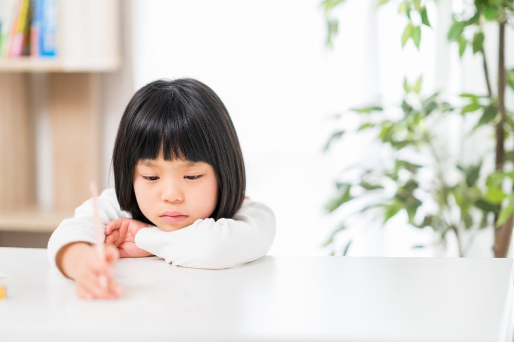 勉強が進まない様子の女の子