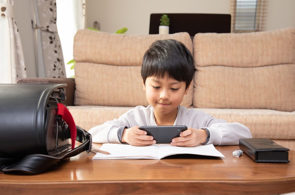 ゲームばかりして勉強しない男の子