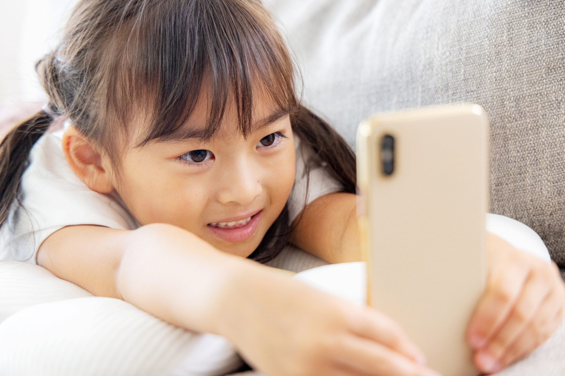 【SNS動画エンドレスのわが子へ】「1分でも過ぎたらスマホ没収！」は効果アリ？ネット依存を防ぐ声かけとNG対応[臨床心理士監修]