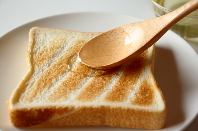食パンにハチミツを塗る