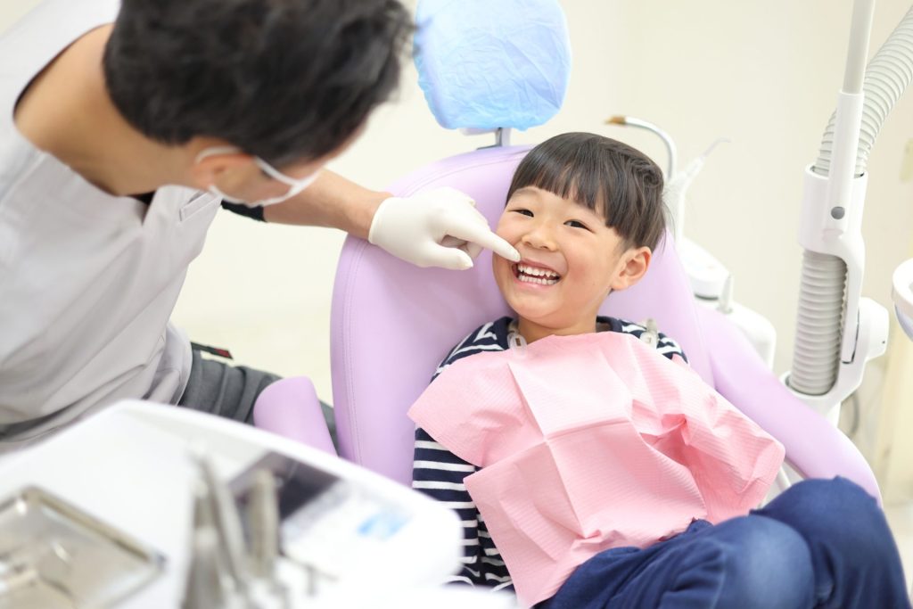 子どもの歯列矯正は何歳開始がベスト？ 費用・治療期間のメリットも解説！[小児歯科医監修]