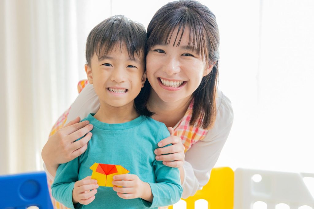 笑顔の男の子とママ