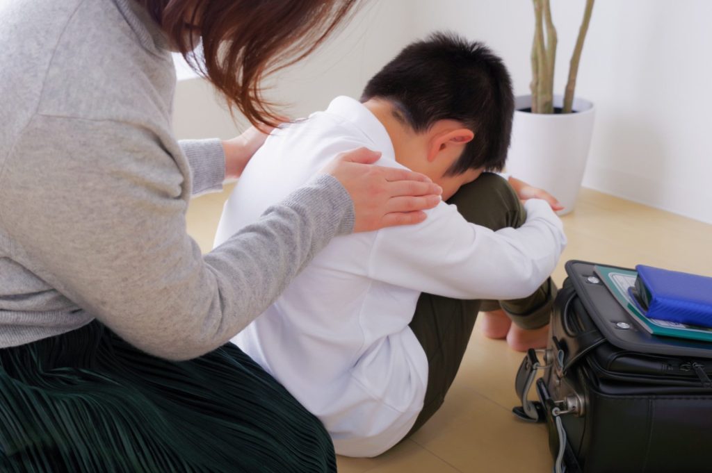 家に帰って落ち込んでいる子どもとママ
