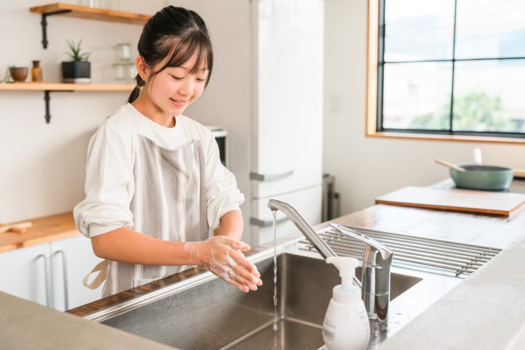 料理の前に手を洗う女の子