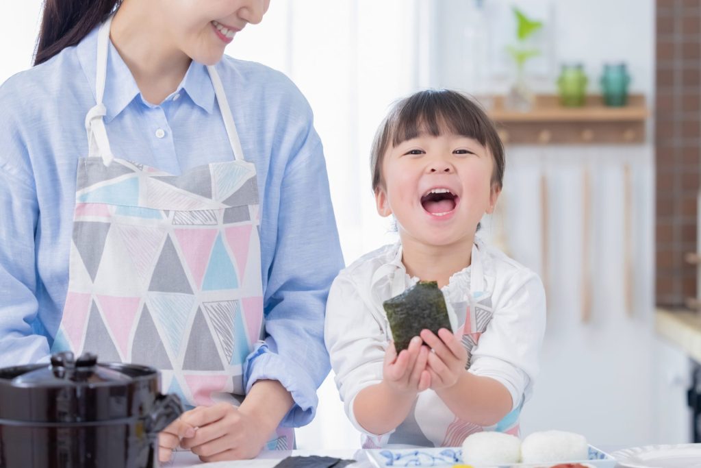 【基本の簡単レシピ】子どもが自分で作れるおにぎり・目玉焼き・みそ汁