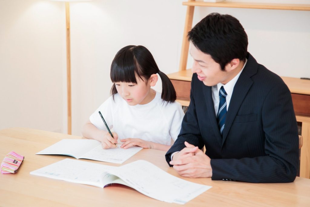 先生が勉強を教えている様子