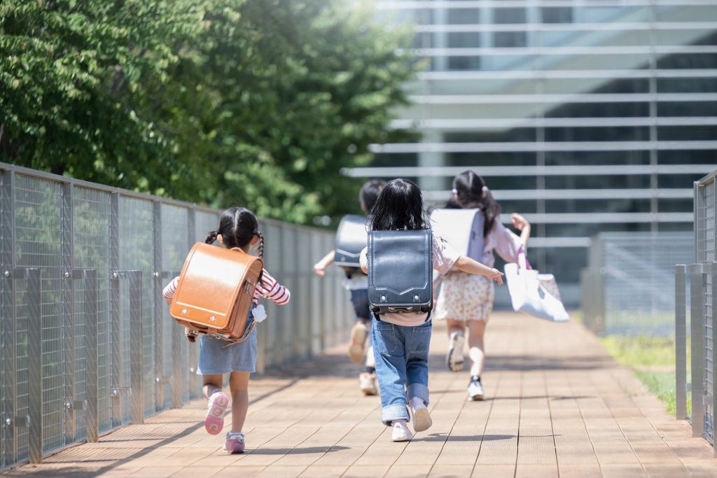 子どもたちが下校している様子