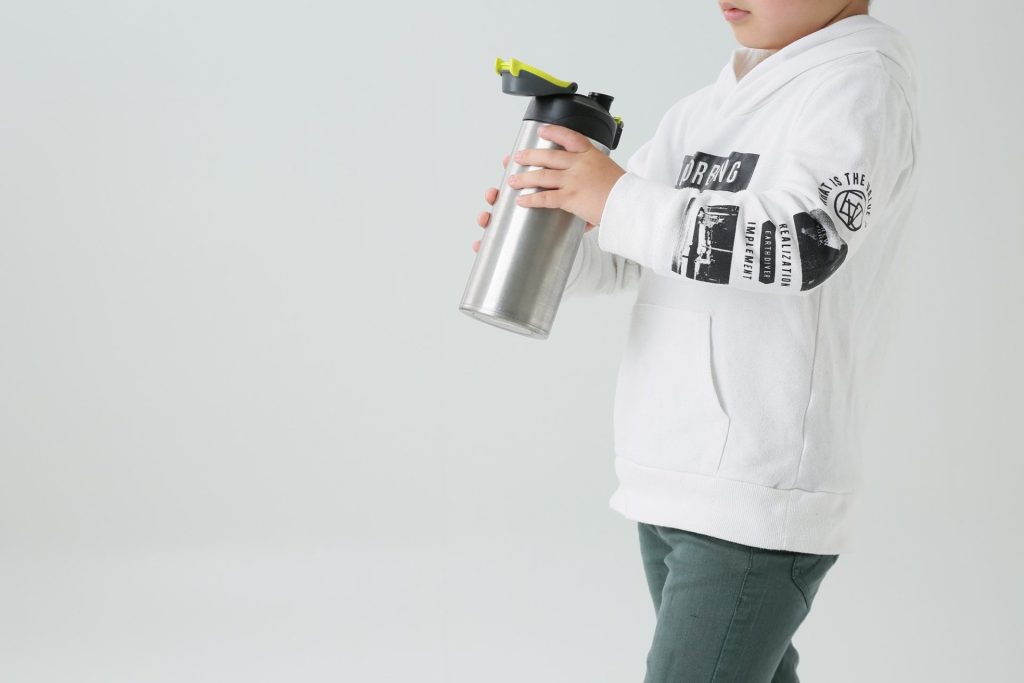 水筒を持っている男の子