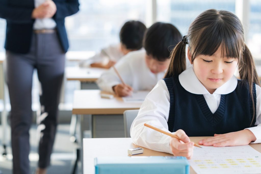 勉強をしている女の子
