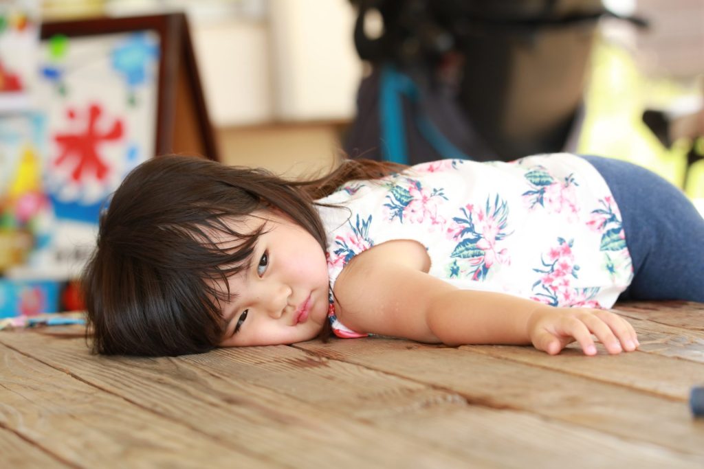 夏バテしている女の子の様子