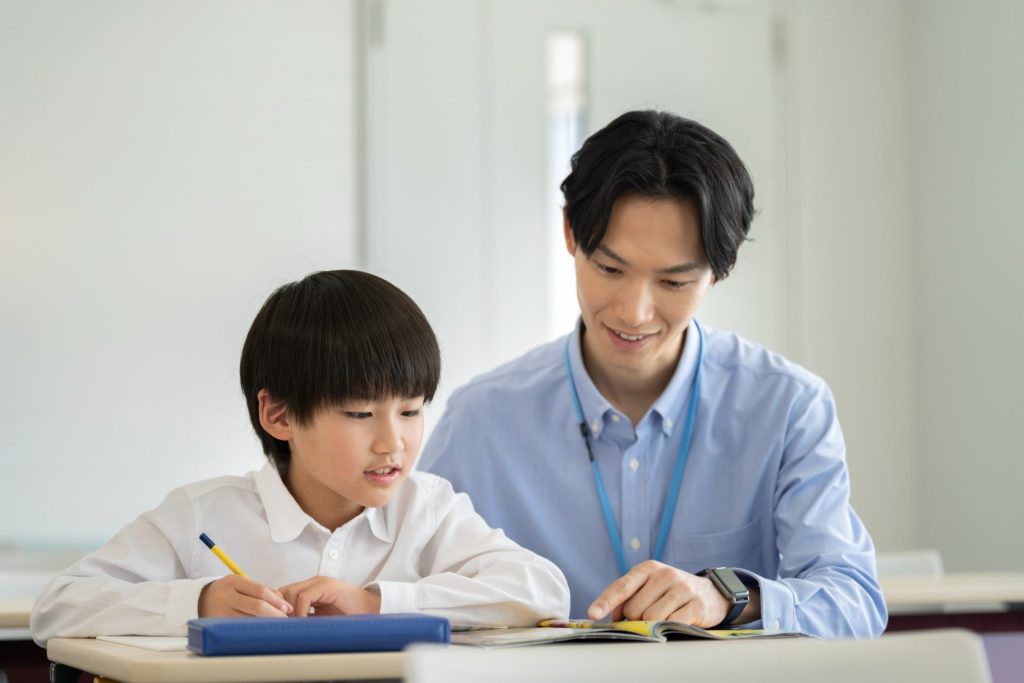 先生が細かく勉強を教えている様子