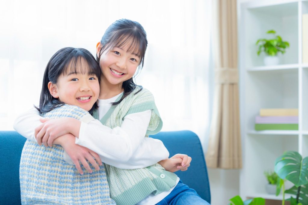 女の子2人が楽しくハグしている様子