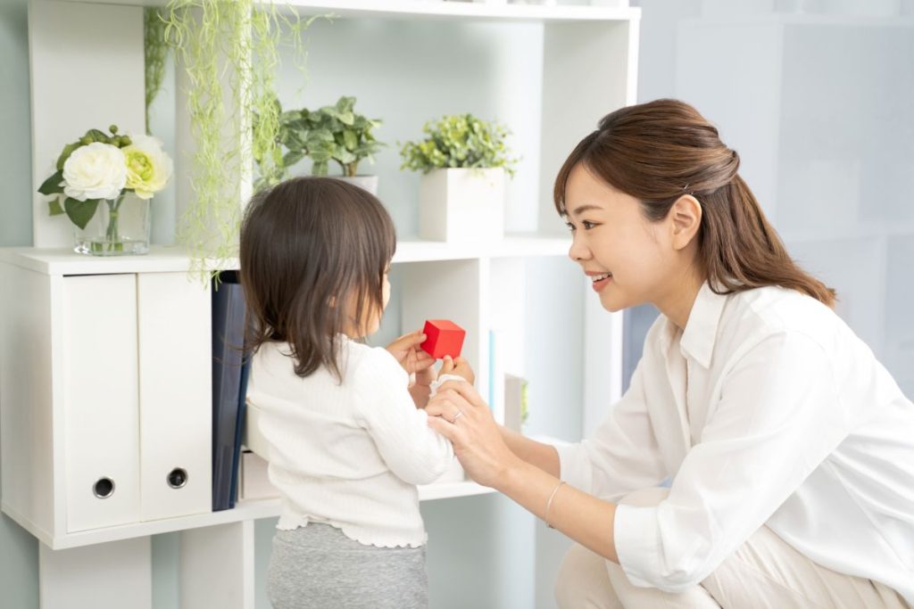 母親が子どもに「片付けをしよう」と語りかけている画像