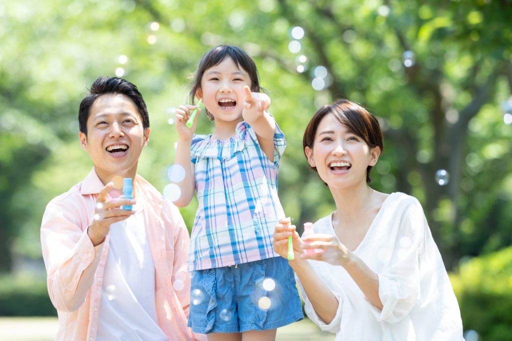 「ひとりっ子は人間関係に苦手意識あり？」思春期までの子育てで知っておくべきポイントとは？【専門家監修】