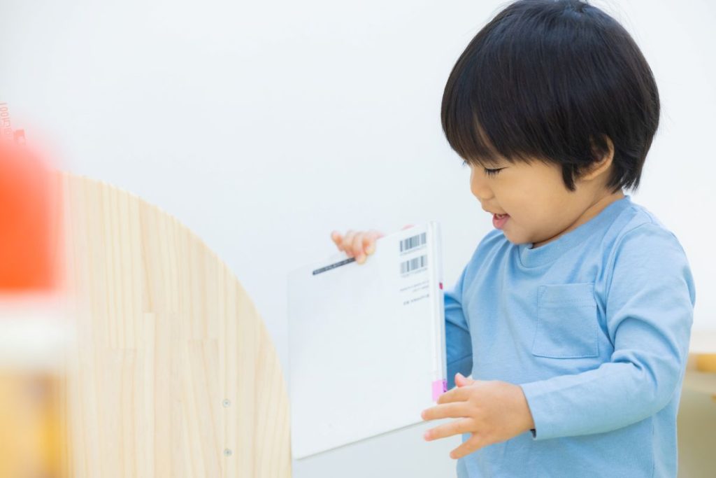 子どもが本を片付けている画像