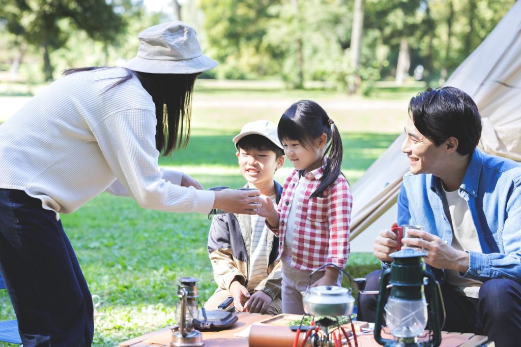 家族でキャンプをしている様子