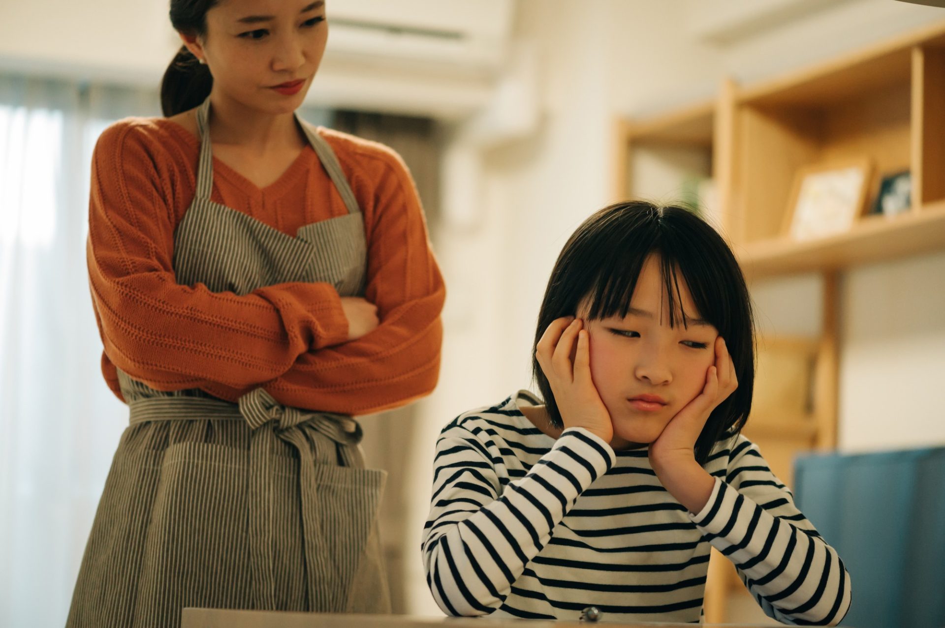 「急に無視」「うるさい」…小学生の「中間反抗期」に親が知るべきNG対応＆絆を深める声かけのコツ