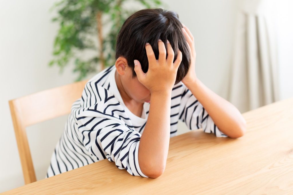 落ち込んでいる男の子