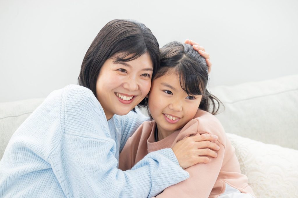 仲良いお母さんと女の子