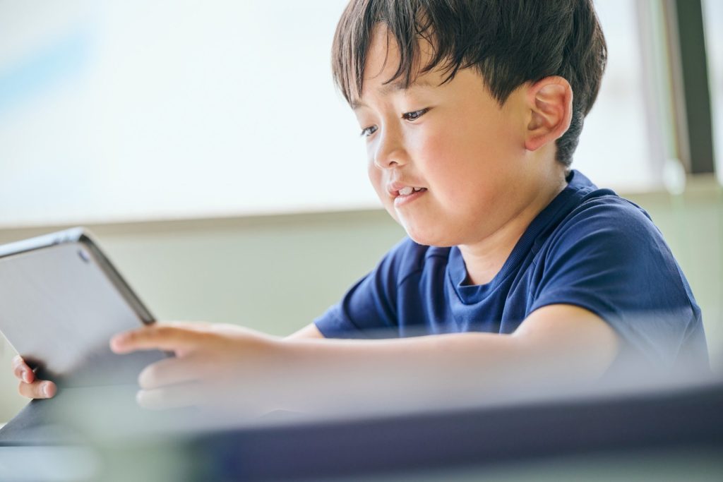 男の子が勉強している様子