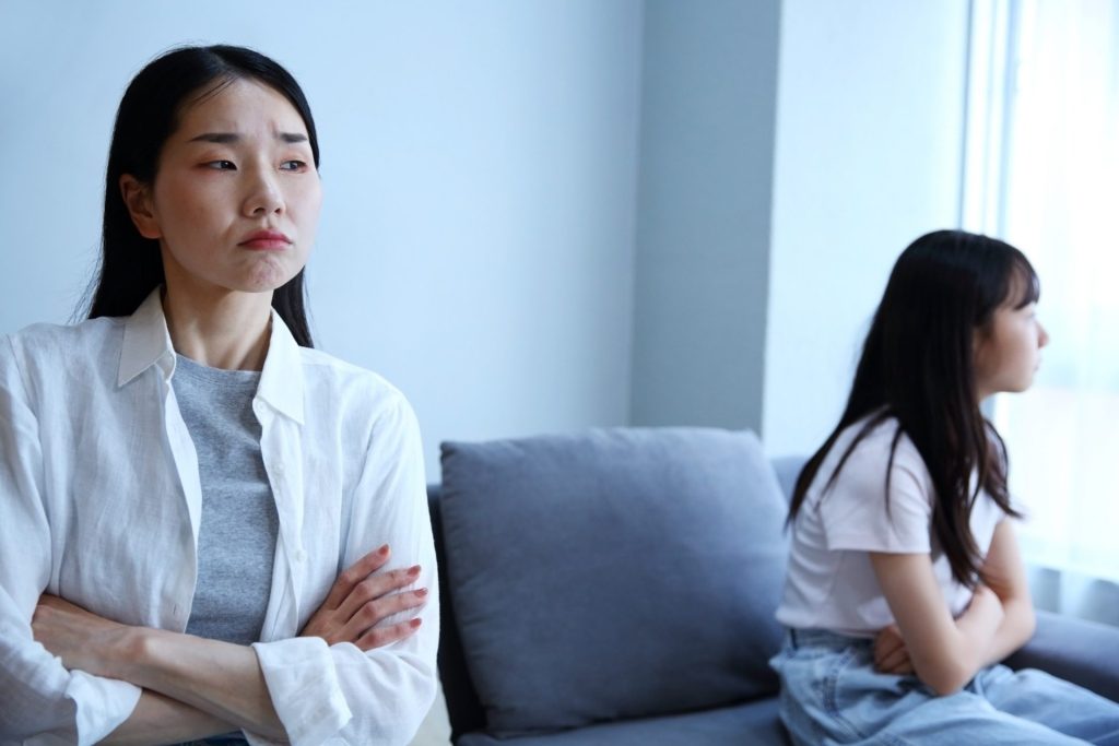 件んかしているお母さんと女の子