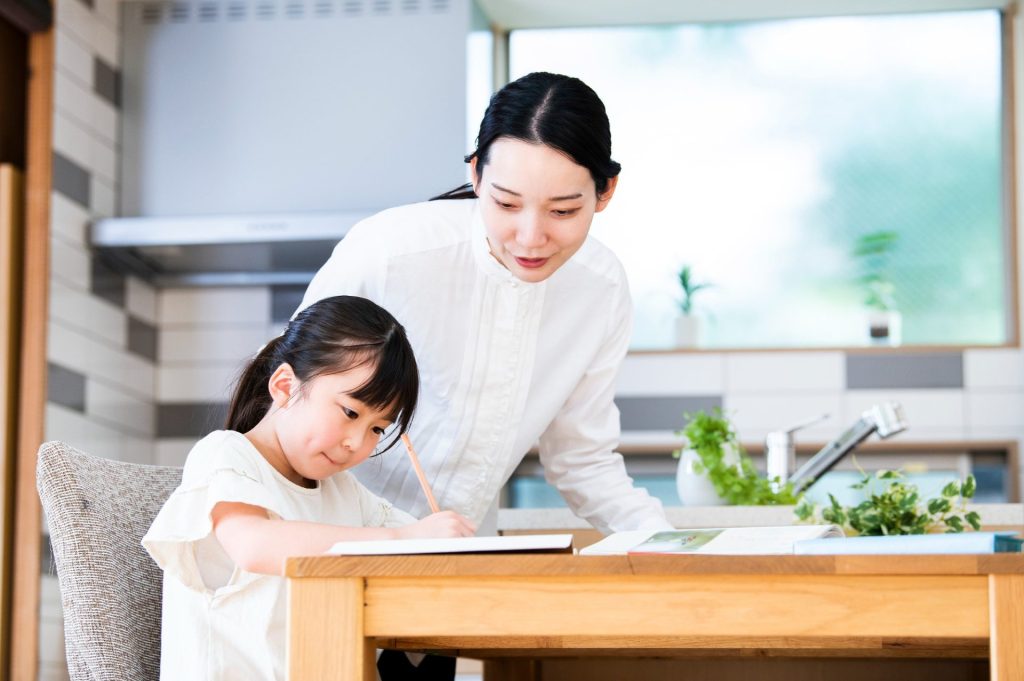 ママに勉強お教えてもらっている様子
