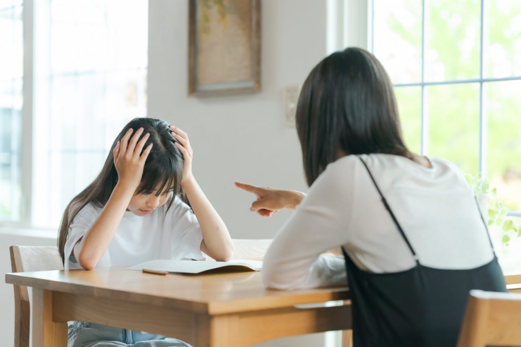 キツく怒鳴りつけているママと困っている娘の様子